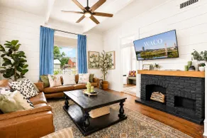 Luxury Historic Home/Hot Tub/Fire Pit/Sleeps 10 - Image 2
