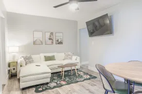 Pet-Friendly 2BR Near Edgewater with Parking - Image 2