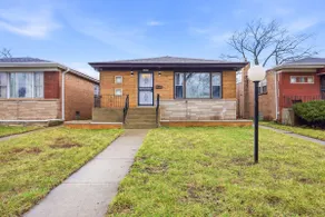 Spacious 5BR Chicago Home, Sleeps 15, Free Parking - Image 2