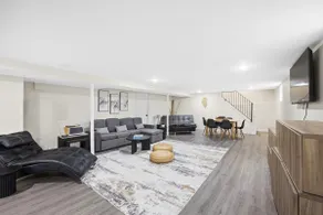 Spacious 5BR Chicago Home, Sleeps 15, Free Parking - Image 5