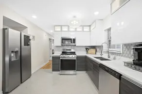 Spacious 5BR Chicago Home, Sleeps 15, Free Parking - Image 3