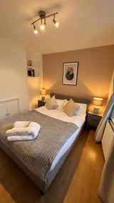 NEW! 2 bedroom Flat, Free Parking, PS5 and Netflix, ideal for professionals, relocators and families 1 minute to the centre and station - Image 5