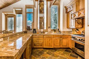 Large freestanding home with hot tub & WiFi - walk to ski access - Image 5