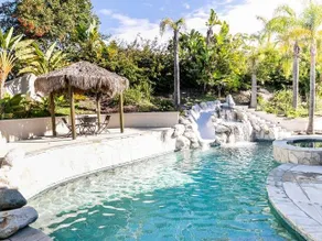 Luxurious Home  w/Hot Tub & Pool + Water Slide - Image 3