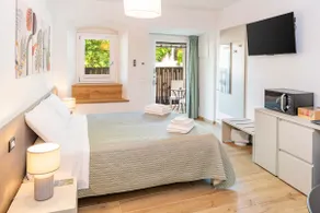 Double room / twin beds and private bathroom - Image 4