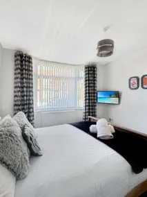 New Spacious 4Bed Home with Garden & Driveway Beeston - Image 5