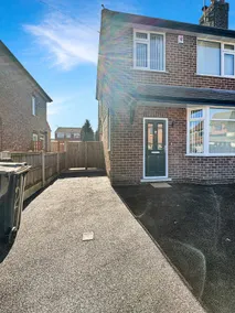 New Spacious 4Bed Home with Garden & Driveway Beeston - Image 2