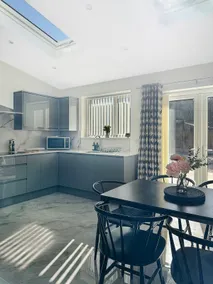 New Spacious 4Bed Home with Garden & Driveway Beeston - Image 4