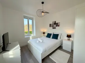 Beautiful 2-Bedroom Apartment, Air-Conditioned, Free Parking, Wi-Fi, Sleeps 6 - Image 2