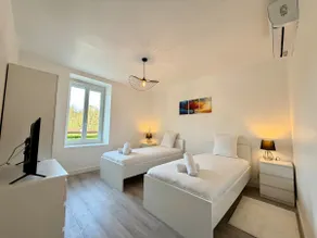 Beautiful 2-Bedroom Apartment, Air-Conditioned, Free Parking, Wi-Fi, Sleeps 6 - Image 3