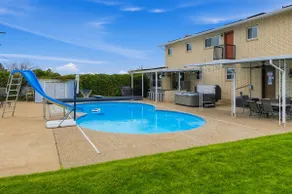 Luxury Mountain View Retreat with Pool & Hot tub - Image 2