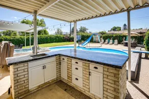 Luxury Mountain View Retreat with Pool & Hot tub - Image 2