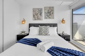 Sleek 2BR near Allan Gardens and Eaton Centre - Image 5