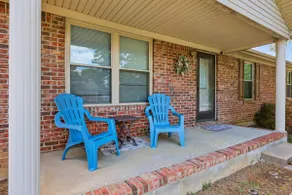 Cozy 3BR House with garage, patio near Asbury/Lex - Image 3