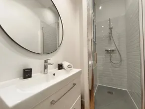 Spacious-Bright-4 Bedrooms-8 People-City Center - Image 4