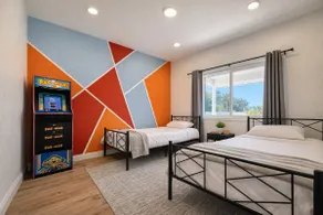 Levi’s Retreat – 2 Kings, Mural, Free Parking - Image 5