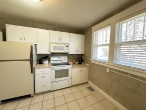 Downtown Clean & Cozy Getaway - Image 4
