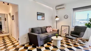 Le Bleu, Stylish Apartment steps from the Sea - Image 3