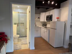 Modern studio in the heart of Cypress - Image 4