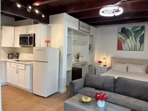 Modern studio in the heart of Cypress - Image 3