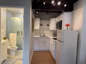 Modern studio in the heart of Cypress - Image 5