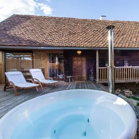 Quaint wine lodge with pool & hot tub - Image 4
