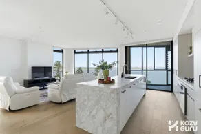 KozyGuru | Brighton-Le-Sands | Luxury Bay View Apt - Image 3