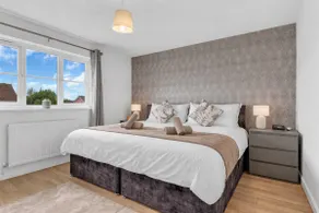 Sleeps 4 3 Bathrooms Wrexham AFC Driveway - Image 2