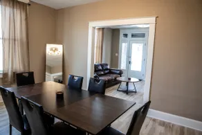Airy & Spacious, Walk to UE, Minutes to Downtown - Image 5