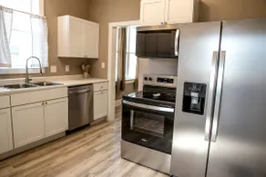 Airy & Spacious, Walk to UE, Minutes to Downtown - Image 2