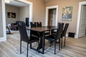 Airy & Spacious, Walk to UE, Minutes to Downtown - Image 4