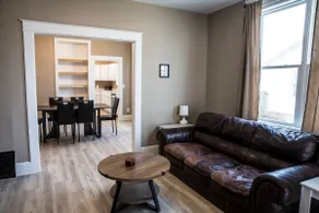 Airy & Spacious, Walk to UE, Minutes to Downtown - Image 3