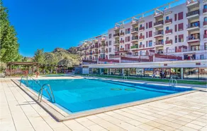 One bedroom flat with spa and mountain views - Image 2