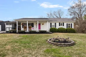 Pink Mimosa House | Neon Photo Stay Near Downtown - Image 3