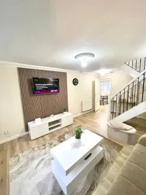 Glorious 4BR Home Family Group-Friendly HS2 NEC BHX - Image 2