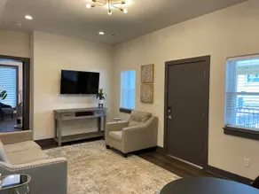 Downtown Spot for Both Long & Short Term Stays - Image 2