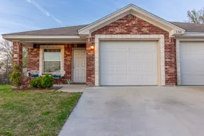 Cozy, Family-Friendly Home with fenced in yard - Image 2