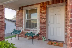 Cozy, Family-Friendly Home with fenced in yard - Image 5