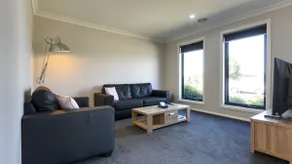 Red Robin | Modern Winter Valley Retreat - Image 2