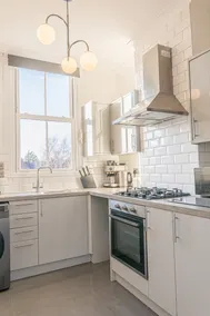 Bright High St Apartment In Heart Of Town Sleeps 6 - Image 4