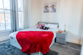 Bright High St Apartment In Heart Of Town Sleeps 6 - Image 3