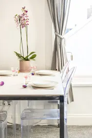 Bright High St Apartment In Heart Of Town Sleeps 6 - Image 2