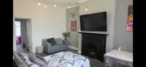 Bright High St Apartment In Heart Of Town Sleeps 6 - Image 5