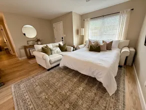 Barcelona Bungalow - 1 king bed, 2 queen beds - Image 5