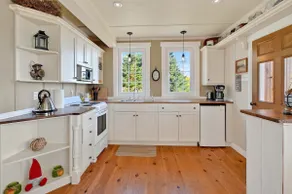 Beautiful Oceanfront Cottage - Image 4