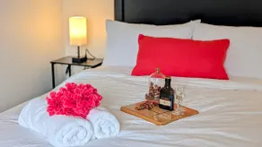 Bloom Bungalow |Central |Parking |5 min to Falls - Image 2
