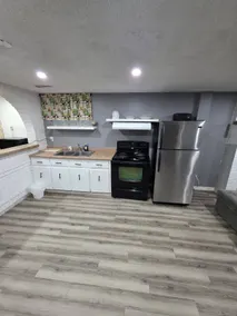 Bright Cozy 2-Bedroom Main Floor Suite - Image 5