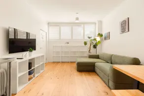 Cozy Open-Plan Studio With Pool Access Near Wharf - Image 2