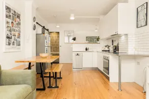 Cozy Open-Plan Studio With Pool Access Near Wharf - Image 4
