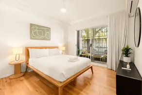 Cozy Open-Plan Studio With Pool Access Near Wharf - Image 3